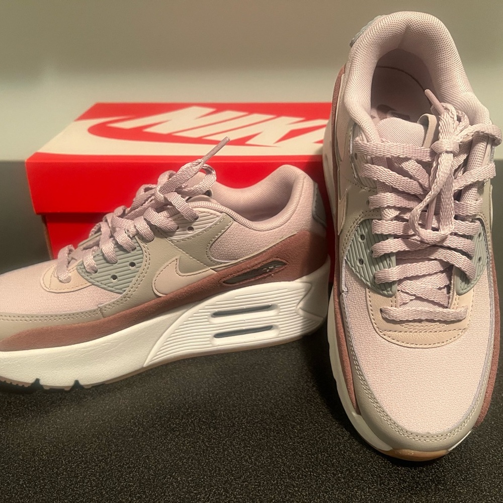 NIKE NEW WOMEN’S AIR MAX 90 LV8 CASUAL SHOES NEW